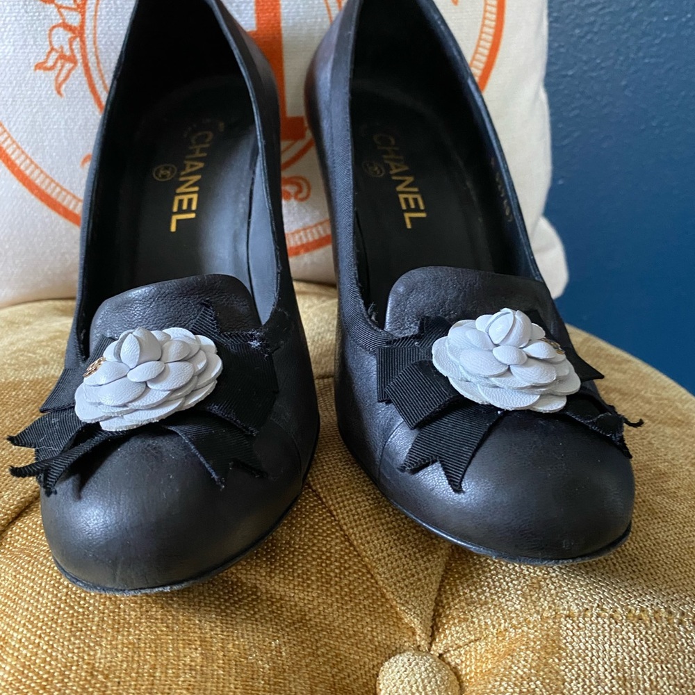 CHANEL Camellia Flower Accent Pump - Picture 5 of 12
